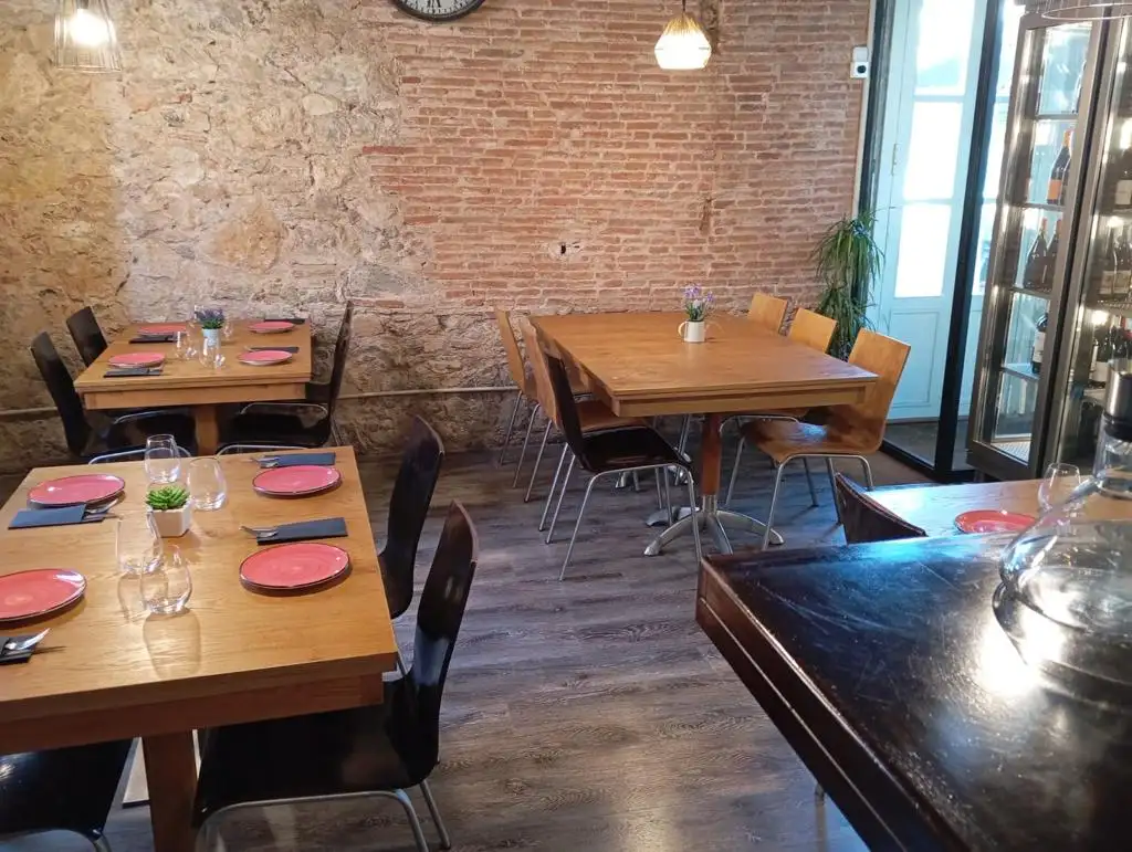 volgen.es-Traspaso-restaurante-braseria-barcelona-Castellar-del-vallet-interior-mesas-4personas