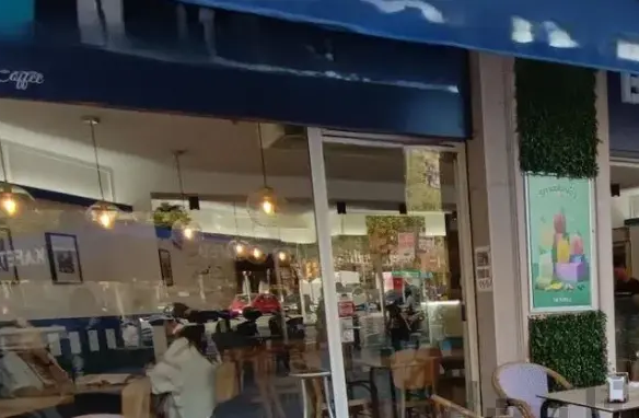 Traspaso brunch cafeteria en barrio sants esquina barcelona